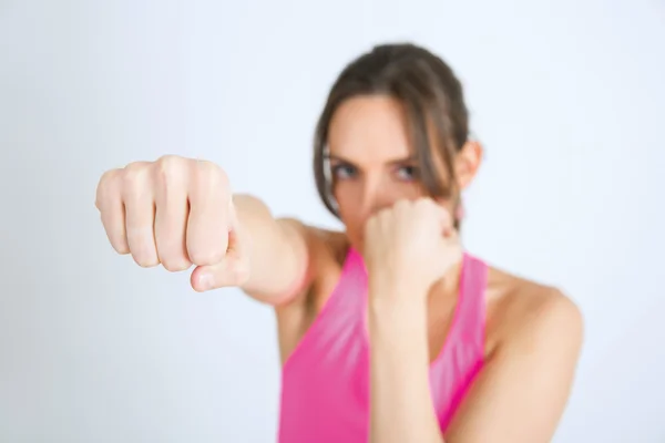 Jóvenes deportes atractiva mujer mostrando el movimiento de boxeo — Foto de Stock