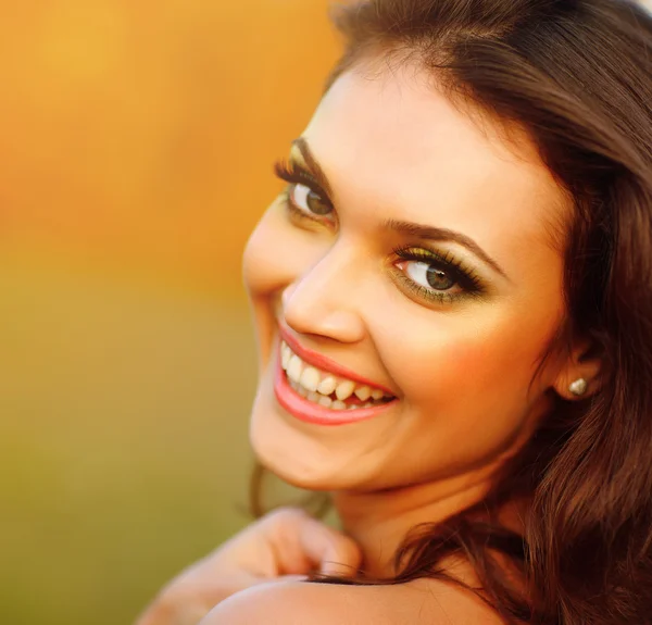 Gelukkige vrouw genieten van natuur. — Stockfoto