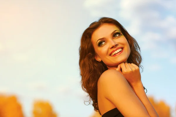 Gelukkige vrouw genieten van natuur. — Stockfoto