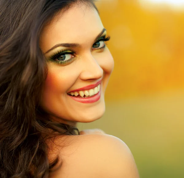 Gelukkige vrouw genieten van natuur. — Stockfoto