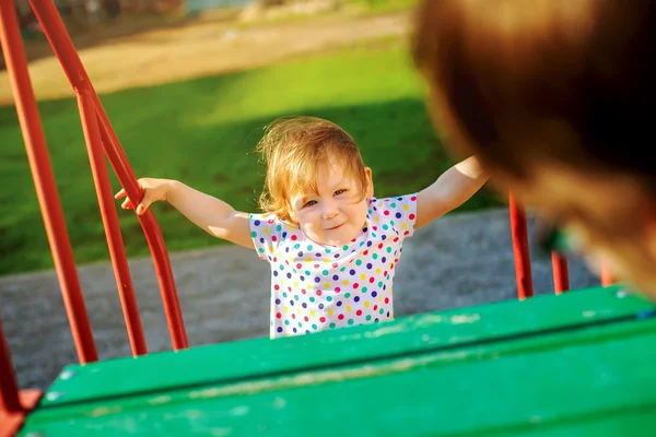 Petite fille regardant sa mère — Photo