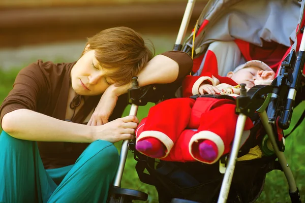 Sleeping mother and her child — Stock Photo, Image