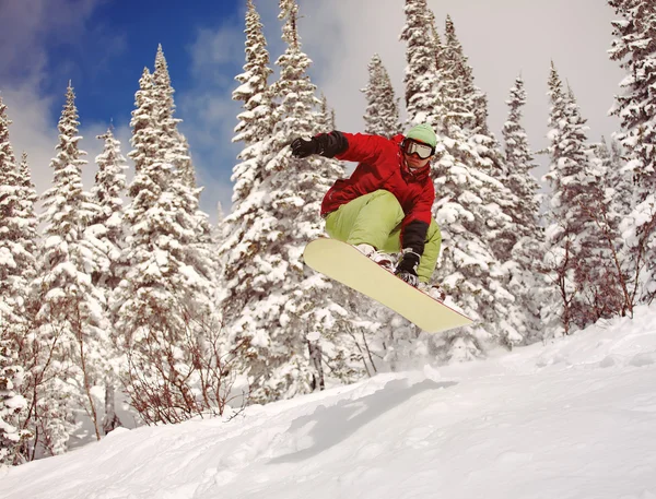 Snowboardista jumping — Stock fotografie