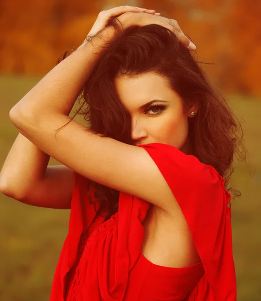 Portrait of young beautiful woman — Stock Photo, Image