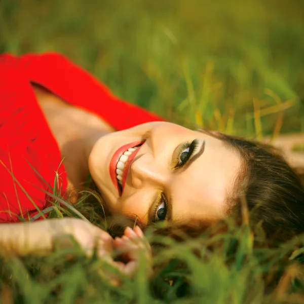 Mujer feliz disfrutando de la naturaleza . — Foto de Stock