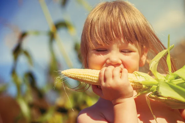 Kleines Mädchen isst Mais — Stockfoto