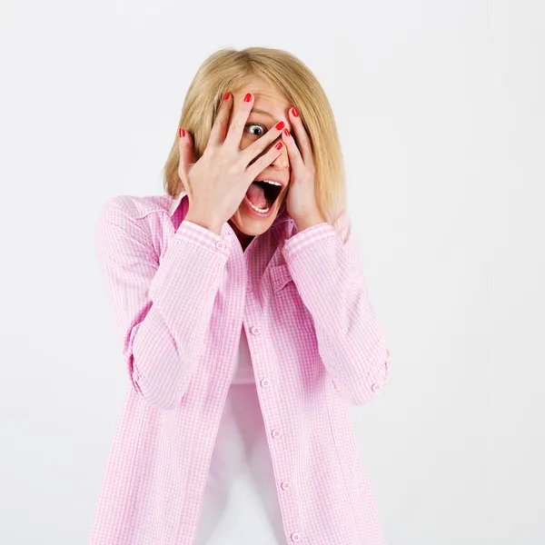 Nahaufnahme Porträt der verängstigten Frau, isoliert auf weiß. — Stockfoto