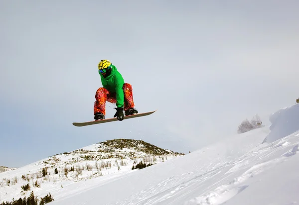 Snowboardåkare hoppning — Stockfoto