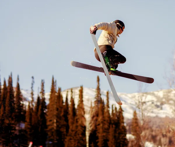 Skieur sautant — Photo