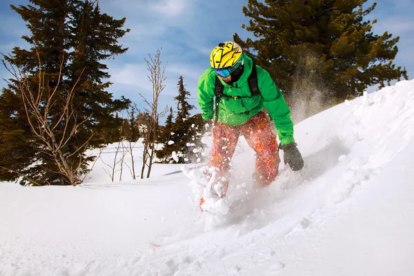 Ayak yan yapıyor snowboarder da carve — Stok fotoğraf