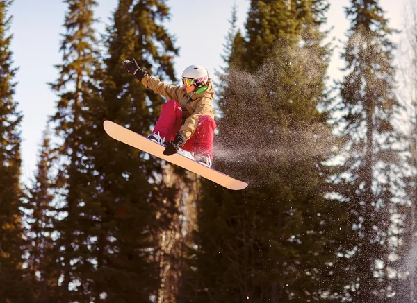 Прыжки на сноуборде — стоковое фото