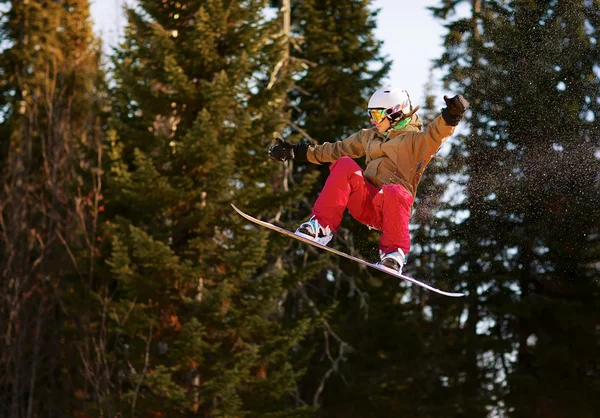 Snowboardista jumping — Stock fotografie