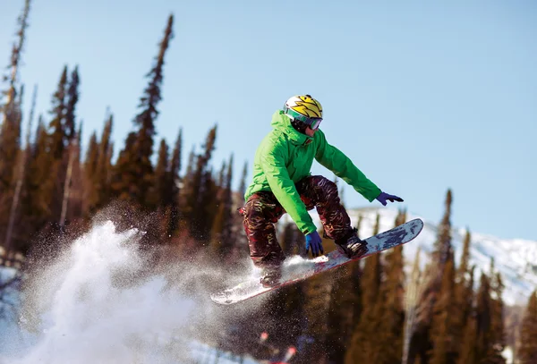 Snowboarder skoki — Zdjęcie stockowe