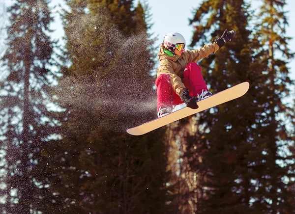 Salto de snowboarder — Fotografia de Stock