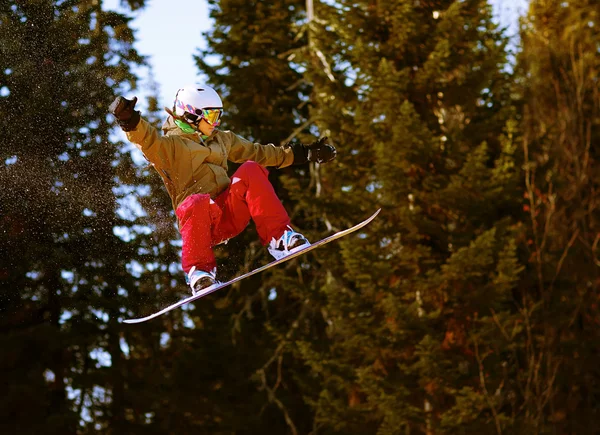 Salto de snowboarder — Fotografia de Stock