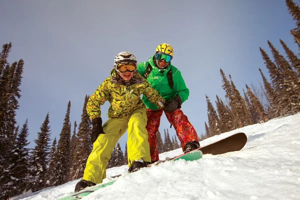 Feliz casal snowboard — Fotografia de Stock
