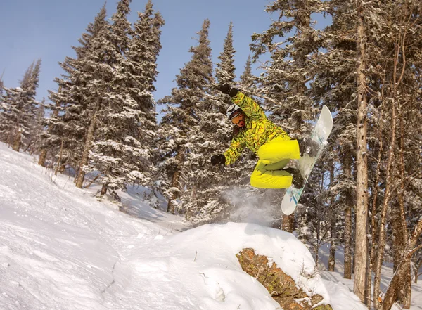Atlama snowboarder — Stok fotoğraf