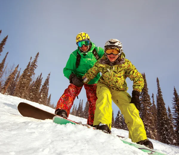 Szczęśliwa para snowboard — Zdjęcie stockowe