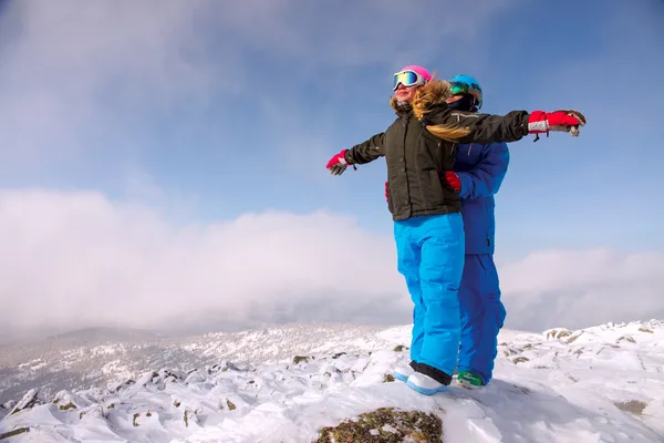 Vrolijke paar genieten van wintervakantie — Stockfoto