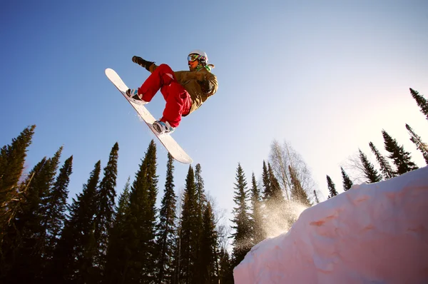 Snowboarder springen — Stockfoto