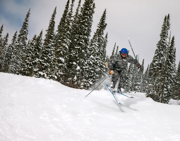 スキーヤーをジャンプ — ストック写真
