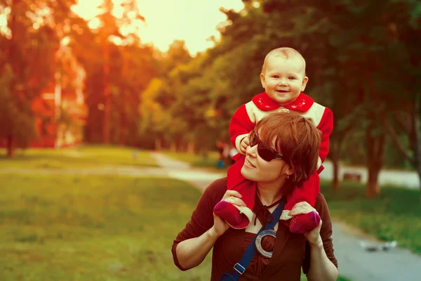 Jovem mãe feliz com sua filha bebê — Fotografia de Stock