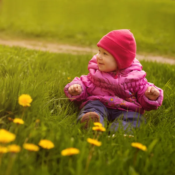 Petite fille sur une prairie verte — Photo