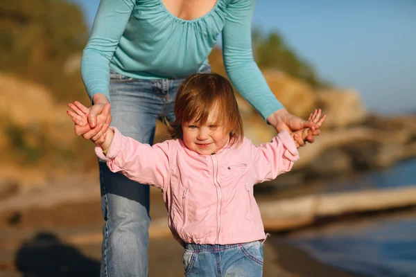 La niña es feliz en la playa —  Fotos de Stock