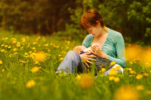 Weinig baby meisje borstvoeding geeft — Stockfoto