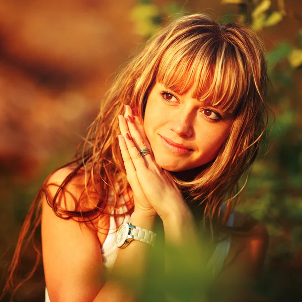 Gelukkige vrouw genieten van natuur. — Stockfoto