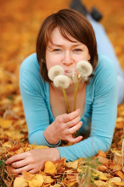 Girl with a dandelion — Stock Photo, Image