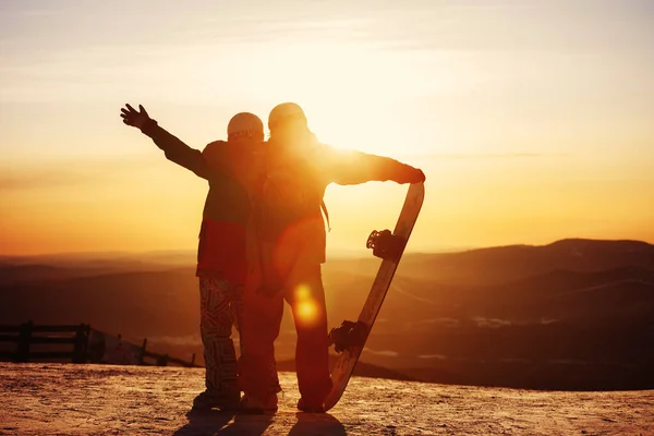 Casal Amoroso Jovens Com Snowboard Neve Profunda Estância Esqui Sheregesh — Fotografia de Stock