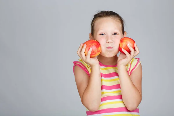 Menina Alegre Com Fruta Posando Estúdio — Fotografia de Stock