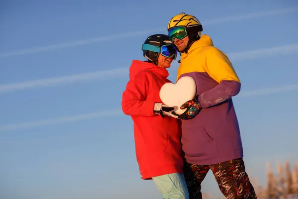 Jovem Casal Com Coração Nevado Suas Mãos Contra Fundo Uma — Fotografia de Stock