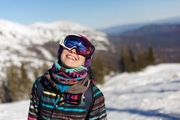 Meisje Snowboarder Helm Masker Achtergrond Van Het Skigebied — Stockfoto