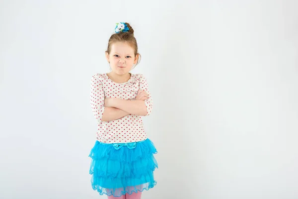 Niña Con Los Brazos Cruzados Mirando Cámara Haciendo Muecas — Foto de Stock