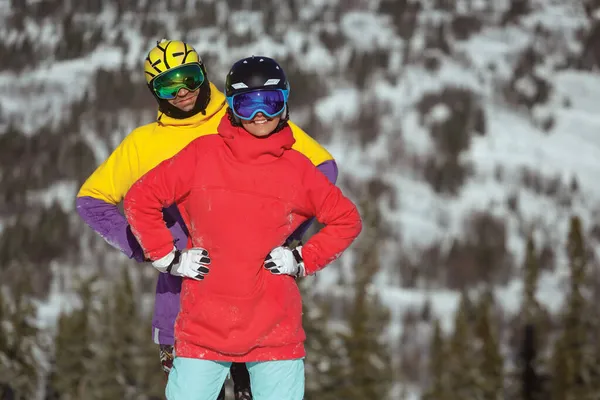 Man Met Het Meisje Snowboarders Een Berghelling Poseren — Stockfoto