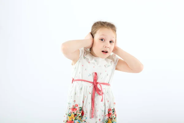 Κοριτσάκι Που Καλύπτει Αυτιά Της Χέρια Της Φωτογραφία Στούντιο — Φωτογραφία Αρχείου