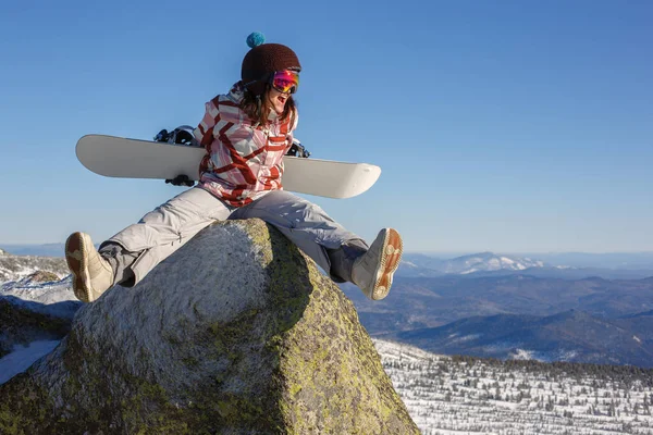 Snowboarder Κορίτσι Στην Κορυφή Ενός Βουνού Ένα Μπλε Χειμερινό Ουρανό — Φωτογραφία Αρχείου