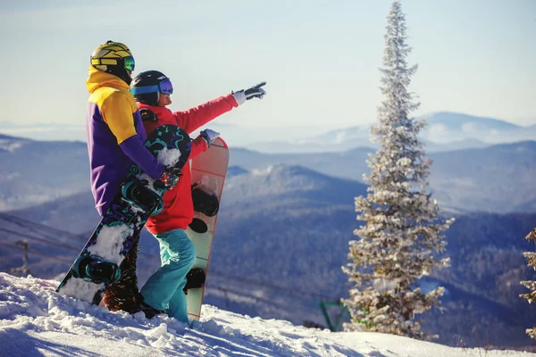 Pareja Joven Divirtiéndose Con Tablas Snowboard Cima Montaña — Foto de Stock
