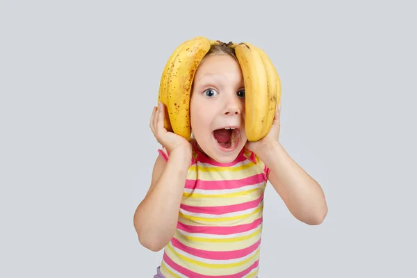 Allegro Bambina Con Banana Posa Positivamente Studio — Foto Stock