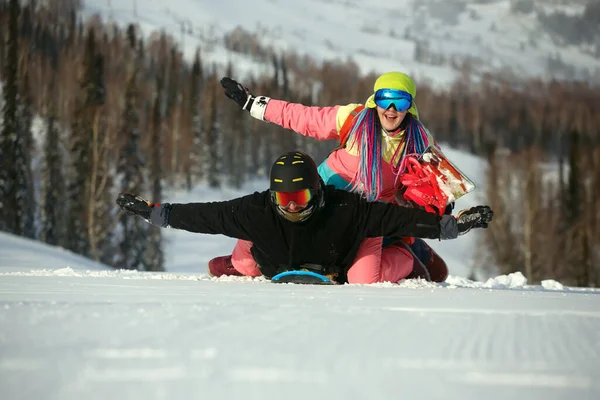 Junges Paar Vergnügt Sich Auf Der Piste Des Skigebiets Scheregesh — Stockfoto