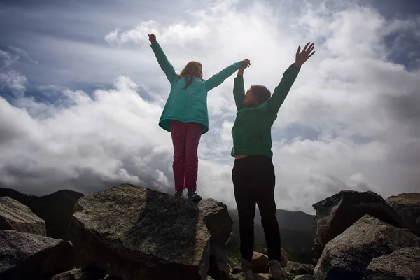 Mamá Con Hija Pequeña Con Las Manos Levantadas Cima Montaña — Foto de Stock