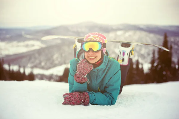 快乐的女滑雪者戴着太阳镜 戴着雪板 — 图库照片
