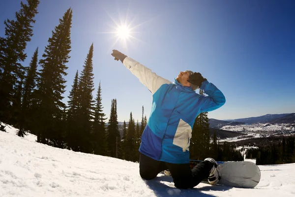 Homem Com Snowboard Uma Montanha Fundo Floresta Inverno — Fotografia de Stock