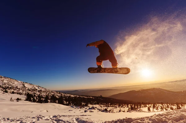 Snowboarder Che Salta Attraverso Aria Con Cielo Del Tramonto Sullo — Foto Stock