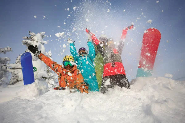 Grupo Amigos Felices Divirtiéndose Estación Esquí Sheregesh Esquiadores Snowboarders Concepto —  Fotos de Stock