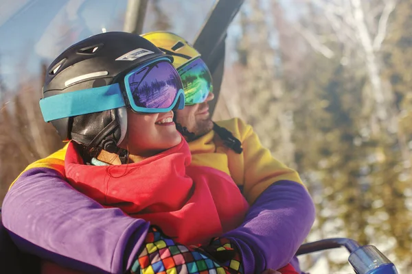 Kayak Merkezindeki Asansördeki Adam Kız Snowboardcular Sheregesh Tatil Köyü — Stok fotoğraf