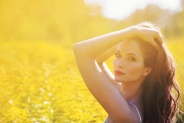 Beauty Sunshine Girl Portrait Mujer Feliz Sonriendo — Foto de Stock