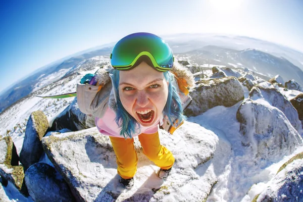 Upprörd Kvinna Skriker Högt Poserar Solglasögon Med Snowboard — Stockfoto